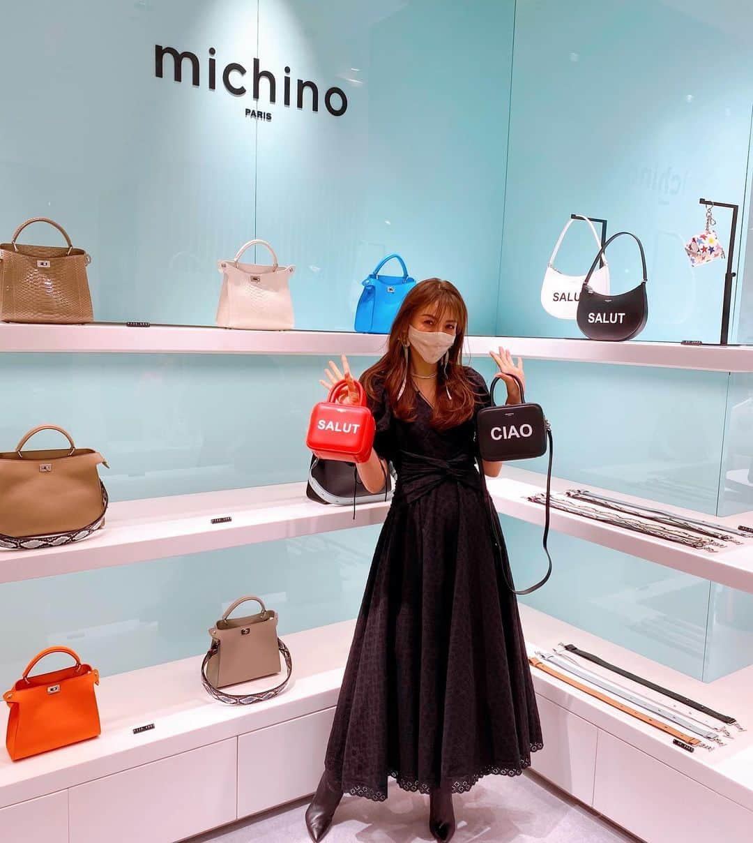 美香さんのインスタグラム写真 - (美香Instagram)「ISETAN新宿popupstore❤️ 大好きなブランドが今日からポップアップスタート！ @michinoparis のバッグは文字入れできるの💚 わたしは and I という文字を入れました（コメントくださいました皆さまありがとうございました☺️） @chatelles_slippers_jp のシューズも可愛かったよー💚 最後は親愛なる @setsuko_sagittaire のもとへ❤️❤️❤️ 待ちに待った赤のギンガムチェック。即決❤️！ ポップアップストアは3月２日まで☺️ それにしてもヨンア。 可愛くて目立ちすぎ😘😂❤️❤️ 友人ながら見惚れるよ💋」2月24日 21時01分 - mikaofficial99