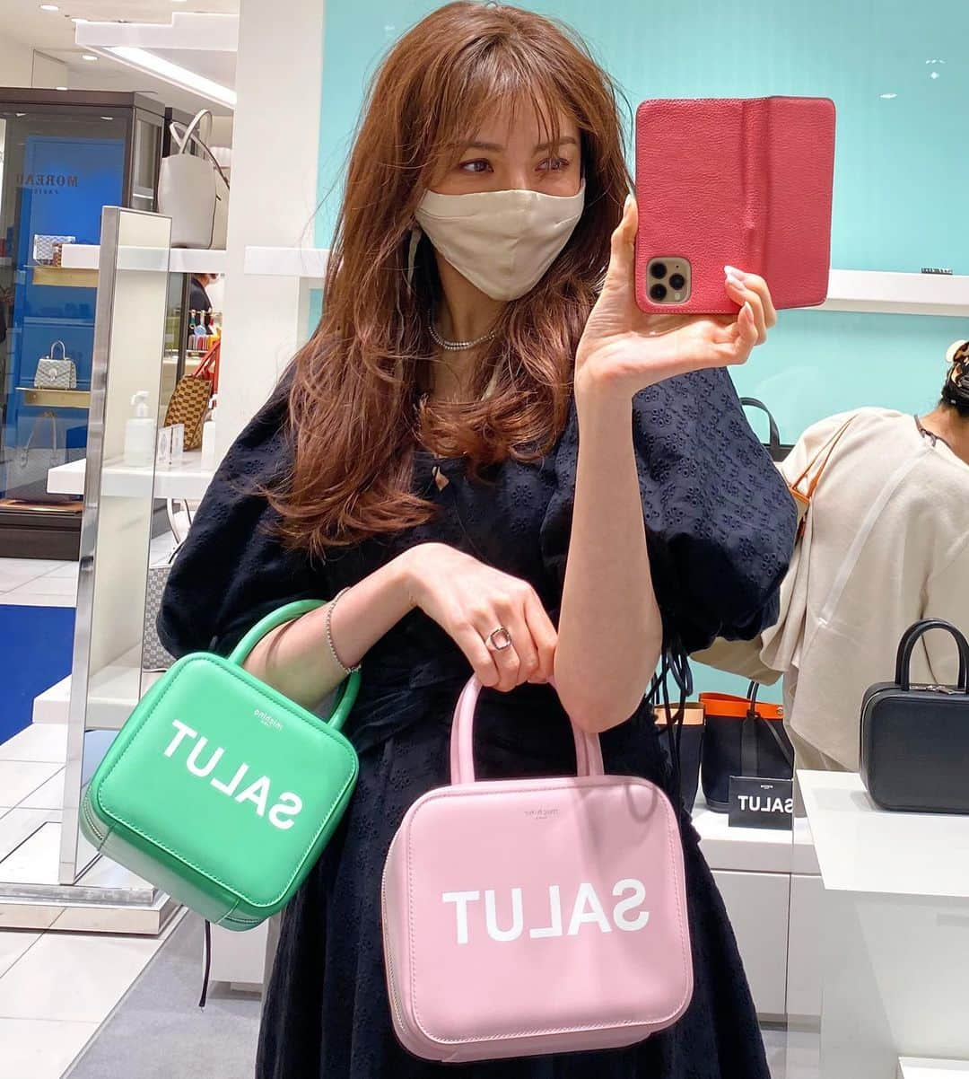 美香さんのインスタグラム写真 - (美香Instagram)「ISETAN新宿popupstore❤️ 大好きなブランドが今日からポップアップスタート！ @michinoparis のバッグは文字入れできるの💚 わたしは and I という文字を入れました（コメントくださいました皆さまありがとうございました☺️） @chatelles_slippers_jp のシューズも可愛かったよー💚 最後は親愛なる @setsuko_sagittaire のもとへ❤️❤️❤️ 待ちに待った赤のギンガムチェック。即決❤️！ ポップアップストアは3月２日まで☺️ それにしてもヨンア。 可愛くて目立ちすぎ😘😂❤️❤️ 友人ながら見惚れるよ💋」2月24日 21時01分 - mikaofficial99