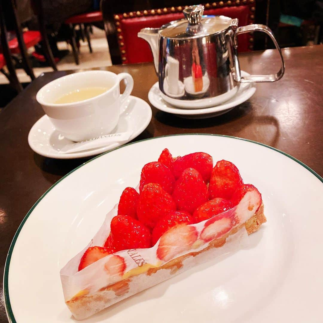 秋山希望のインスタグラム：「. いちごタルト🍓  #オーバカナル  #cafe  #苺タルト #カモミールティー #練習後のひととき」