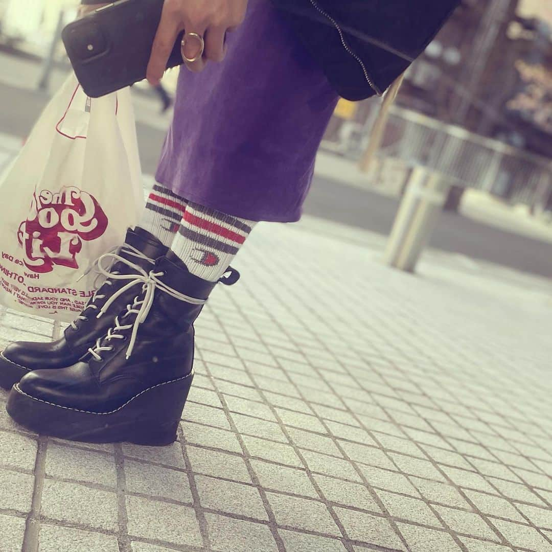 SHOCOのインスタグラム：「また急に寒いのでソックス重ねばき🧦グレーとヴァーミリオンのラインが合わせやすい。#champion #socks #靴下コーデ」