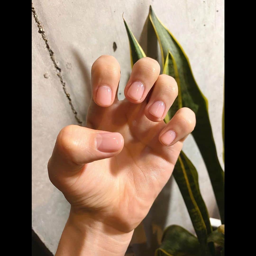 のインスタグラム：「Natural pink beige.  ナチュラルが気分だったので、今までで1番シンプルなネイルにしてみました。  安定のRelumさんで✨ @relum.official @relum_misato @relum_marie」