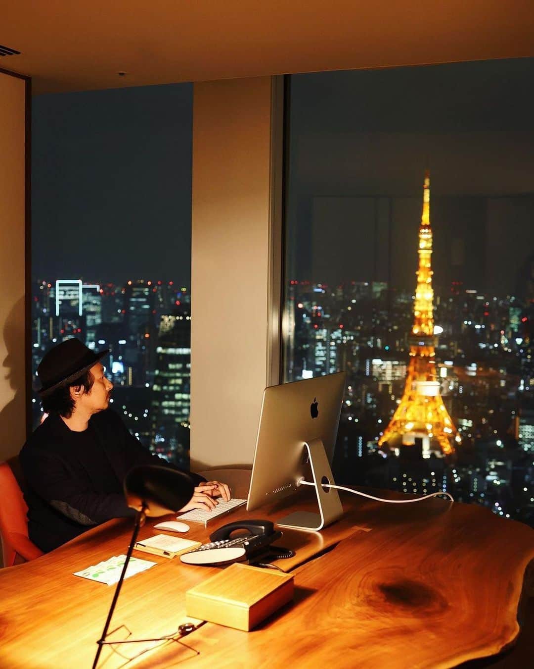 Andaz Tokyo アンダーズ 東京さんのインスタグラム写真 - (Andaz Tokyo アンダーズ 東京Instagram)「仕事で長い1日を過ごした後は、眩い東京の夜景を眺めながらご自身へのご褒美タイムを。🗼 @andaztokyoは、デイユースから、1週間のロングステイプランまで、幅広い滞在プランをご用意しております。🌟 詳細は、アンダーズ 東京のプロフィールのリンクよりご覧ください。  After a long day at work, reward yourself with tower views 🌟 From extended #MyWeekAtAndaz stays to 12-hour #WorkFromHyatt day-use plans, we have a package to suit your remote work needs 💻 See link in bio for more details.  📸 Special thanks to @izawakeiichi   #andaztokyo #アンダーズ東京 #ホテルステイ #tokyotower #東京タワー #staycation #workation」2月24日 21時09分 - andaztokyo