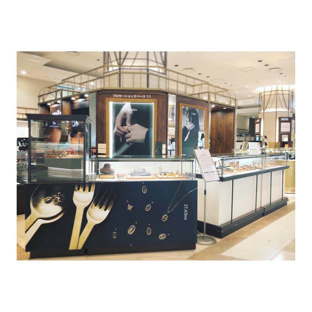 MIHOのインスタグラム：「昨日をもちまして27.Allenの阪急うめだ本店POP UPは無事に終了いたしました  今回はSNSのみで、直接的なお知らせは控えさせていただきましたが、緊急事態宣言中にもかかわらず、皆様にお会いでき、ご提案させて頂けてとても嬉しかったです  お越しいただいたみなさん、メッセージくれたみなさん、ありがとうございました！  まだまだやりたいことがたくさんあるんだなぁ、って  これからもどうぞよろしくお願いします  そしてもうすこしの我慢が続くコロナ禍ですが、皆さんの体や心は日々に歓びを見つけられるよう健やかでありますよう願ってます  携わったみなさんにもたくさんの感謝を  なにかあったときはなんでも手伝うので思い出してダヨー！  またお会いできる日を楽しみにしています  ありがとう、ありがとうございました  27.Allen miho  ﻿ 27.Allen 【apricity】POP UP﻿ 阪急うめだ本店1階﻿ プロモーションスペース11﻿ ﻿ 23日にて終了いたしました 今日から1週間　@cadeauxjewelry  さんです☺︎ ﻿  ﻿ ﻿ #27allen﻿ #jewelry﻿ #present﻿ #heart﻿ #ヴァンセットアレン﻿ #ジュエリー﻿ #アクセサリー﻿ #ラッキーチャーム﻿ #プレゼント﻿ #リング﻿ #ブレスレット﻿ #ネックレス﻿ #天然石﻿ #阪急うめだ本店﻿ #1階プロモーションスペース11﻿ #くれぐれも無理なさらずお過ごし下さい﻿ #大阪﻿ #梅田﻿ ﻿」