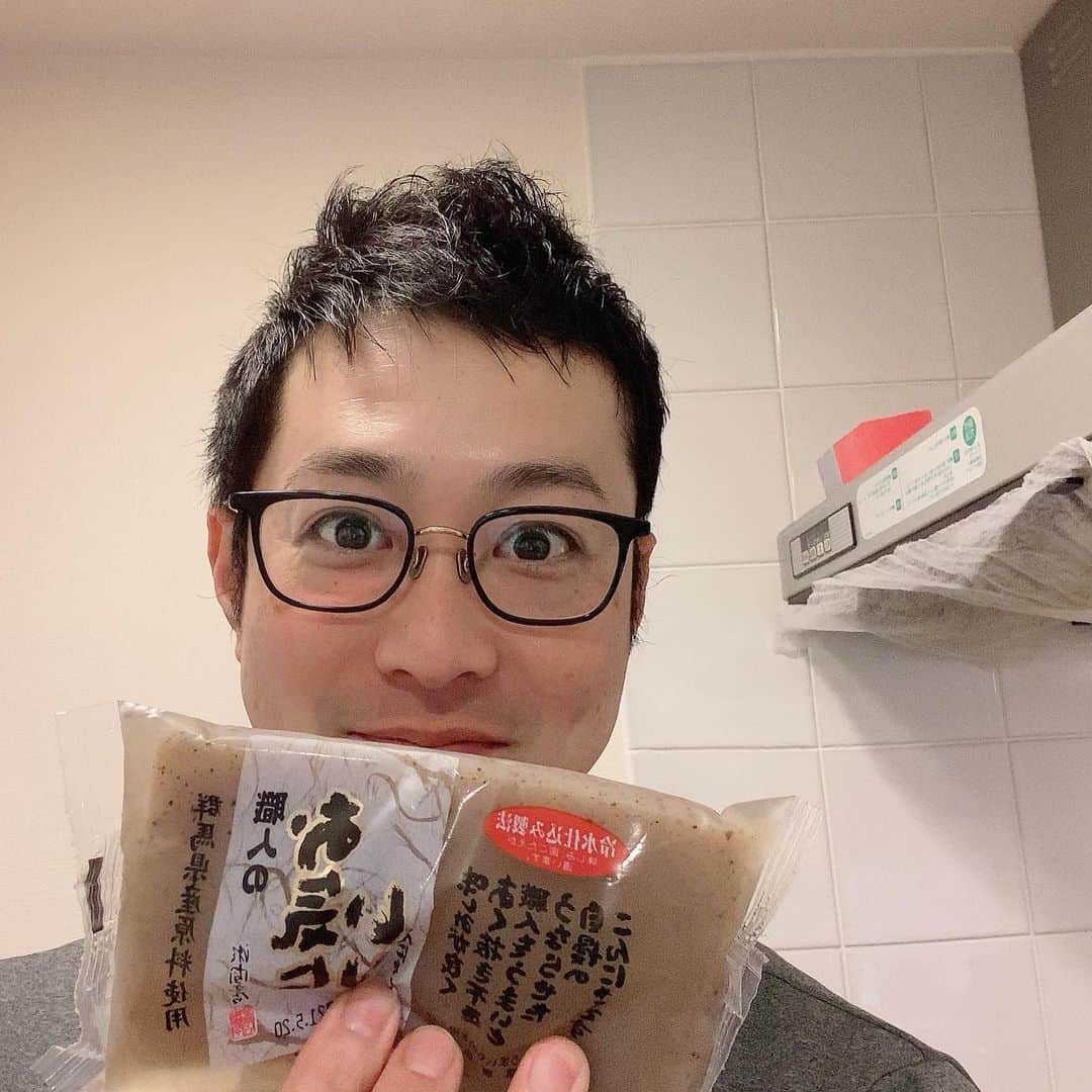 宮下純一さんのインスタグラム写真 - (宮下純一Instagram)「今日は先週かごピタでご紹介したこんにゃくステーキに挑戦😁めちゃくちゃ簡単なのにこんなにこんにゃくが変身するなんて😍しっかりとフォークを指し斜めに切れ目を入れることで味の染み込み方が良くなりますね♪小松菜と豆腐の炒め物もいつもはシーチキンでしたがサバ缶にしたらこちらも大変身💁‍♂️ステーキレシピも載せるのでお試しあれ‼️#かごピタ #こんにゃく特集 #こんにゃくステーキ #和風オニオンソース   ■こんにゃくステーキ　和風オニオンソース 【材料／2人分】 ・こんにゃく　1枚 ・ニンニク　1片（7g） ・サラダ油　30cc ・強力粉　適量 【和風オニオンソース材料】 ・玉葱（中）　1/4個（50g） <調味料> ・濃口醤油　大さじ3 ・酒　大さじ2 ・砂糖　小さじ2 ・みりん　大さじ1 ・本ダシ　小さじ1 ・酢　大さじ1  【作り方】 ① こんにゃくを水洗いし、水気をしっかりと拭き取り、フォークで刺し、包丁の背で軽くたたき、斜めに切り目を入れて、半分にカットする。 ② ニンニクは厚めのスライスに、玉葱はみじん切りにする。 ③ 調味料を混ぜ合わせる。 ④ ①のこんにゃくに強力粉をしっかりと付け、フライパンにサラダ油とニンニクを入れ、香りを出し、ニンニクを取り出し、こんにゃくを入れ、焼き色を付ける。 ⑤ こんにゃくを取り出し、そのフライパンに玉葱を入れ、軽く炒め、③を加え、煮詰めてソースとする。 ⑥ 皿にこんにゃくをのせ、④で取り出したニンニクとソースを添えて仕上げる。」2月24日 21時12分 - junichi1017