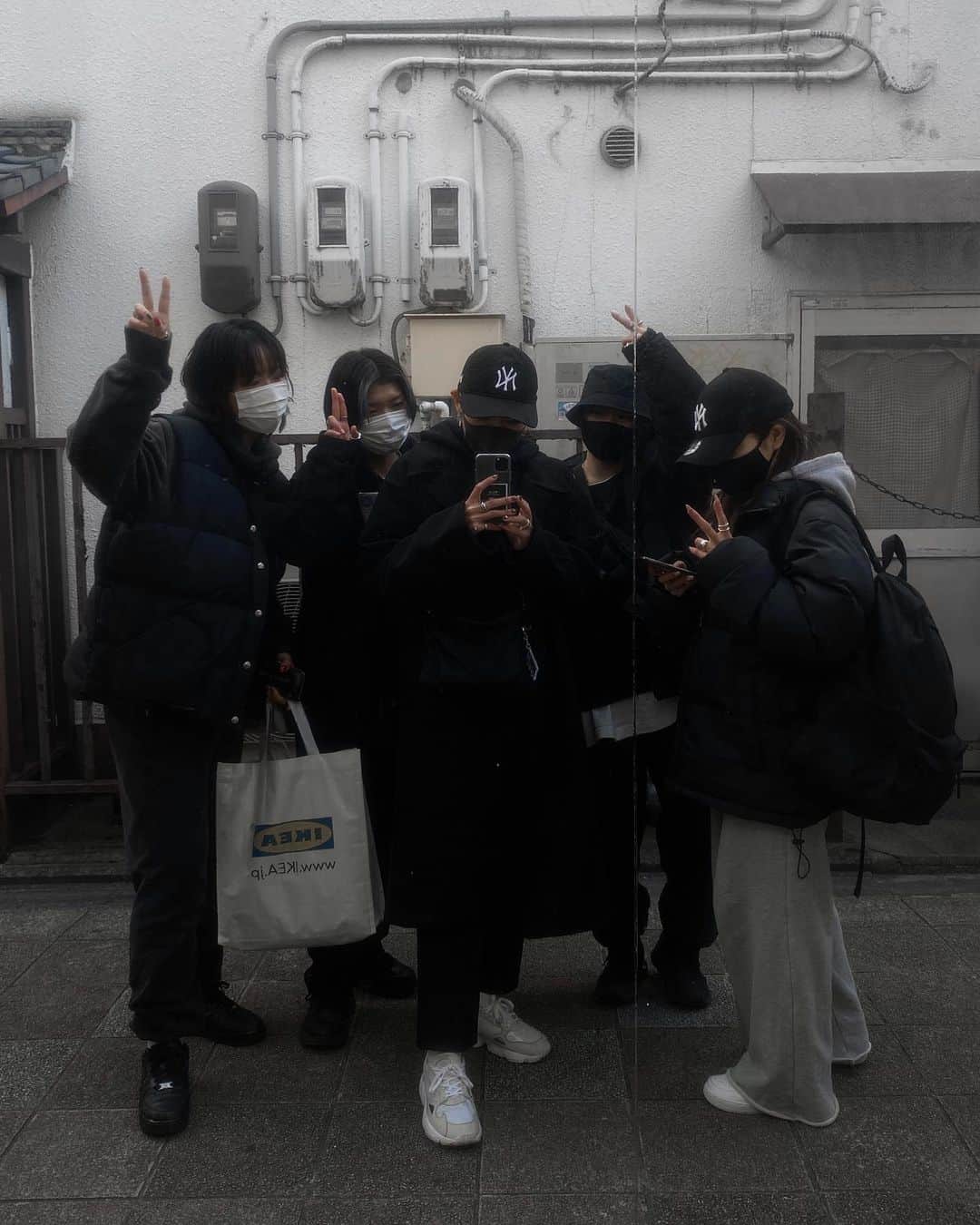 近藤沙良さんのインスタグラム写真 - (近藤沙良Instagram)「みんな真っ黒🖤 そしてひたすらの防寒。だって5℃だからね😂🖤」2月24日 21時15分 - saaara57