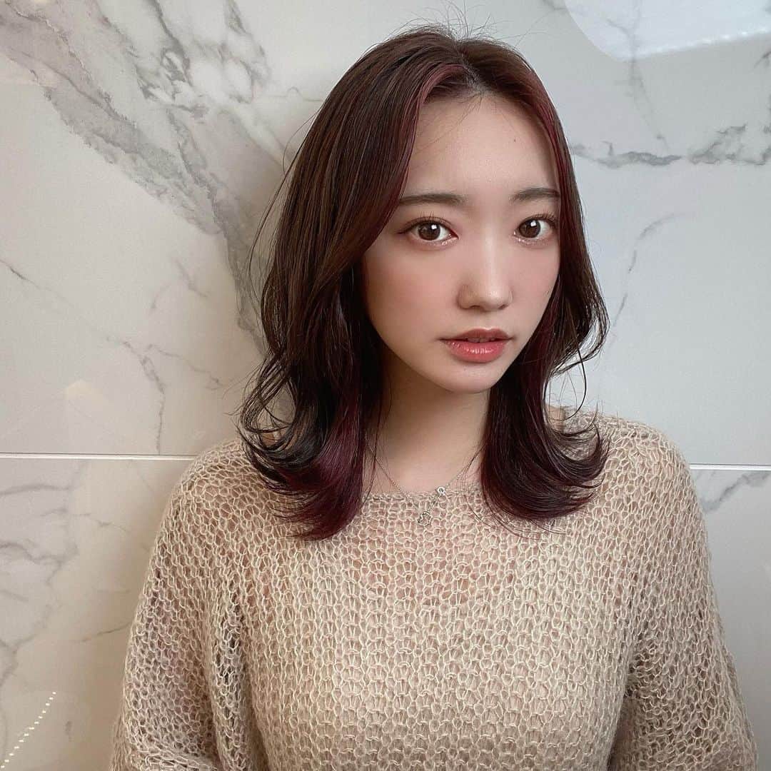 相澤瑠香のインスタグラム：「new hair♡ ベースはアッシュカラー、インナーはピンクにしていただきました💄 てんさん( @tenhouo )いつもありがとうございます！  #ヘアカラー #ヘアカラーチェンジ #ヘアカラーアッシュ #アッシュカラー #前髪インナーカラー #インナーカラー #ピンクインナーカラー #前髪なし #mirareeebyafloat」