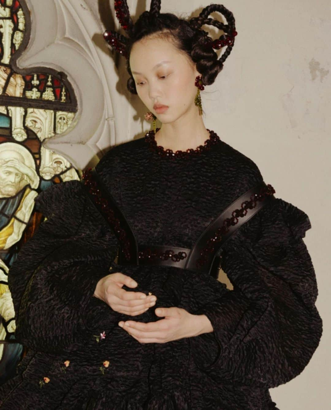 AnOther Magazineさんのインスタグラム写真 - (AnOther MagazineInstagram)「“Fragile rebels”: a closer look at @simonerocha_ A/W21 🖤⁠⁠ ⁠⁠ Live streamed yesterday from a gothic revival church, the Irish designer’s precise new offering explores ideas of hardness and vulnerability through the prism of the rose. “This collection was about being very structured, hard and protective, and being slowly broken down to see the fragility beneath,” the designer tells AnOther. “Even though it is fragile, it is strong.” Read the full interview at the link in our bio 📲⁠⁠ ⁠⁠ 📸 is Simone Rocha Autumn/Winter 2021, photography by @jacoblillis and styling by @robbiespencer」2月24日 21時17分 - anothermagazine