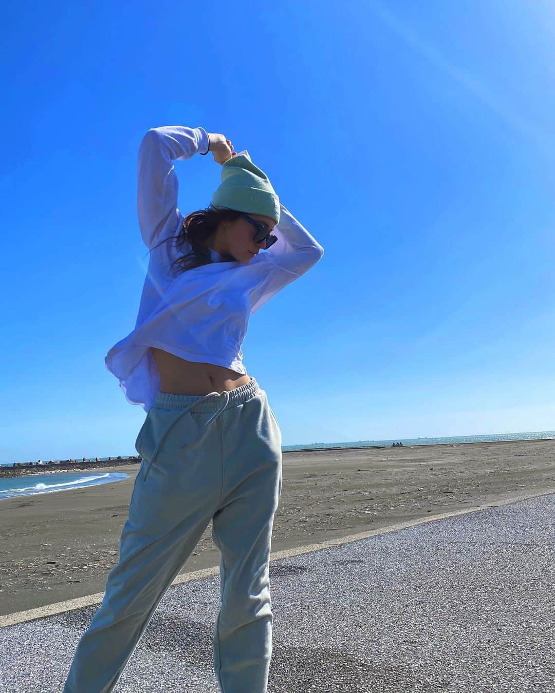 AMIのインスタグラム：「. I'm already ready for summer.  I get excited just thinking about it. Are you all ready? :)) Tee @billabongwomensjp」