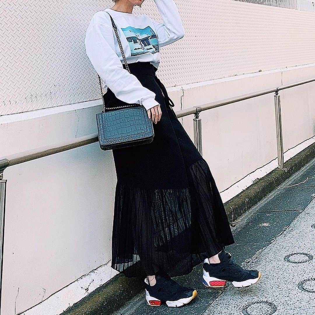 サキのインスタグラム：「. 今年この雰囲気の服よく着てる気がする モノトーン×スポーティ的な  Tops @g_rock_s  Skirt @amel_official__  Shoes @reebokjp   #goodrockspeed #reebok #reebokpumpfury」