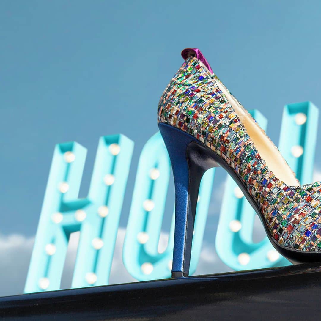 アレッサンドロオテーリさんのインスタグラム写真 - (アレッサンドロオテーリInstagram)「The details are not the details. They make the design. What about this incredible #C120Murano dècolletè? Shop it online 💙⁣ .⁣ .⁣ .⁣ .⁣ #Otericollection #Alessandrooteri #Oterishoes #madeinitaly  #luxuryshoes #shoes #luxurydecollete #shoesinspiration #Shoeslover #Milano #Milanoshoes #musthaveshoes  #fashionable #PurpleShoes #Highheels  #fashiondesigner #style #leathershoes #glamour #Oteriluxuryshoes #Shoesinspiration #Milan #Colorfulshoes #Passionfordecollete #Fashioncontent #Coolshoes」2月24日 21時30分 - oteri_milano