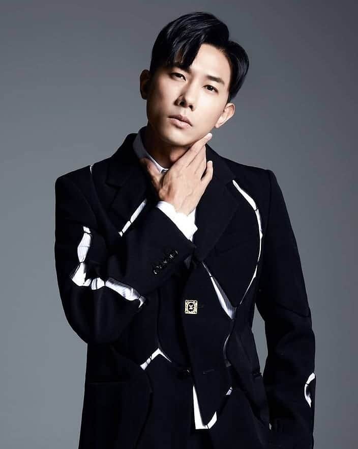 デスモンド・タンのインスタグラム：「THANK YOU! 💙 I've been receiving alot of congratulatory messages and blessings since the announcement of this great news. Yes, we are setting our sails for bigger voyages and reaching for bigger dreams. Not now, when?  I'm grateful to be part of this adventure with a great team @the_celebrityagency and @bohemiagroup_. Life is all about having faith and taking the first leap. With the right who, what, where and when,  I believe the stars will align one day.  As I take a stroll down memory lane, it's interesting to see how things I've never ever dared to imagine fulfilled one after another all this years with the blessings from my company. Taking on interesting roles and recently being involved in projects where I worked with idols from overseas.  What's next? I shall be patient, listen to that whisper in my heart and follow that lead.  莫忘初心, 方得始终。💙」