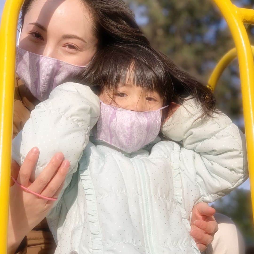 日高薫のインスタグラム：「親子でお揃いのマスクをまた親友の彩乃さんが作って送ってくれました🥺✨💗💗💗  可愛い巾着袋も😍💖💖💖 娘も給食袋にするー♪💕とキャーキャー💕一緒にテンション上がってました🥰  #親子お揃いマスク #手作り #手作りの温もりが好き #巾着袋 #女の子ママ #4歳」
