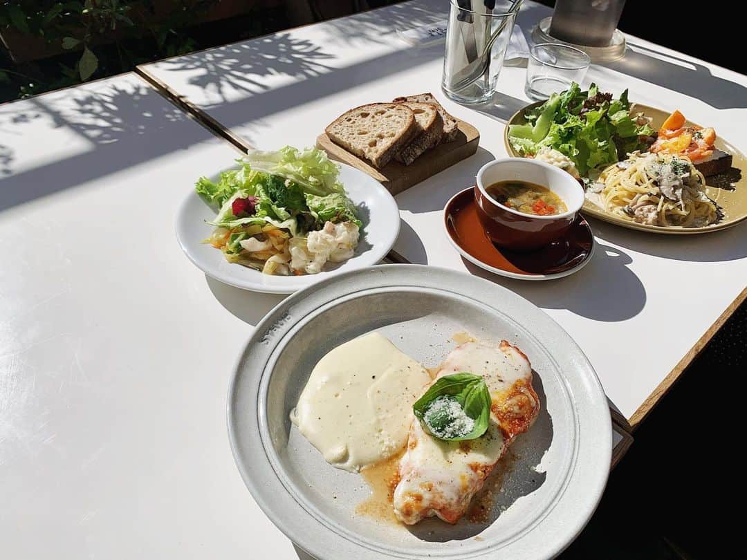 横川莉那のインスタグラム：「. LIFE son テラスが気持ちいいカフェ 料理も美味しかった〜🤤 次は白ワインもご一緒したい🍷 . . #lifeson#cafe#cafestagram  #参宮橋#代々木カフェ #カフェ #茜音さんオススメのお店 #茜音の隣で適当に撮った写真」
