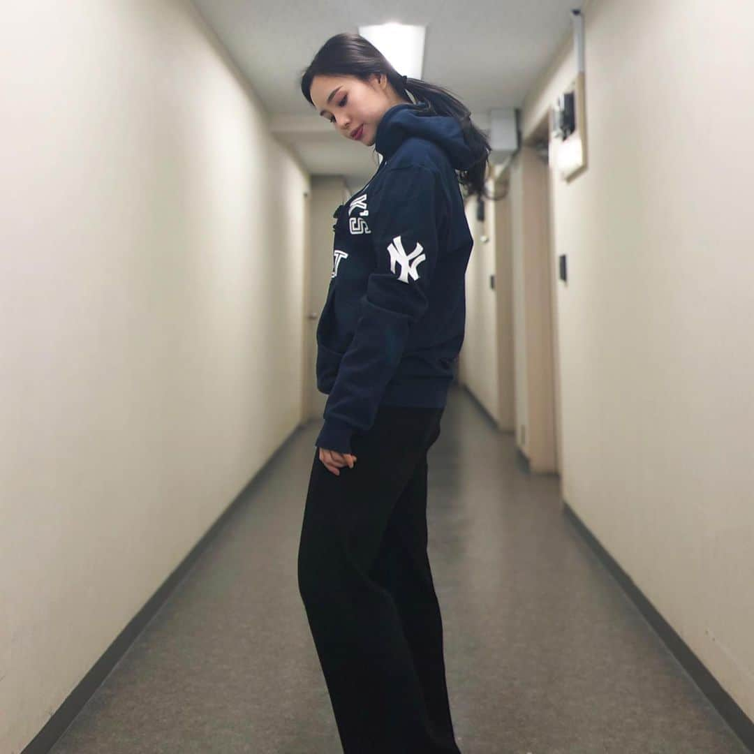 セレクションスタッフさんのインスタグラム写真 - (セレクションスタッフInstagram)「.﻿ ✨　Yankees Hoodie ✨﻿ ﻿ ポイントは🍎🍎🍎﻿ 可愛さもあるデザインで女性でもいけます♡﻿ ﻿ ﻿ model:166cm Msize﻿ ﻿ ﻿ ﻿ ﻿ #mlb #セレクション新宿 #セレクション大阪 #mlb好き集まれ🇺🇸 #メジャーリーグ #草野球 #社会人野球 #野球好きな人と繋がりたい #ストリートファッション #ストリートコーデ #newyorkyankees #yankees #bigapple #ヒップホップ #ラッパーファッション #セレクション新宿 #セレクション大阪 #ヤンキース #ニューヨークヤンキース」2月24日 21時28分 - selection_headoffice