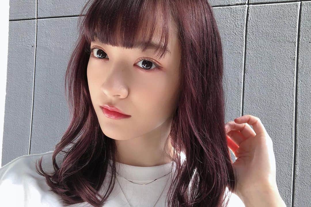 下村実生のインスタグラム：「新しい髪色〜 染めたてはこんな感じでした！ めっちゃ可愛くてお気に入り〜♪ @lewinxiaochi さん いつもありがとうございます☺️  染めてる様子は昨日のYouTubeに上げてるので、是非そちらもチェックしてみて下さい🌟  #ピンクパープル #ヘアカラー #セミロング」