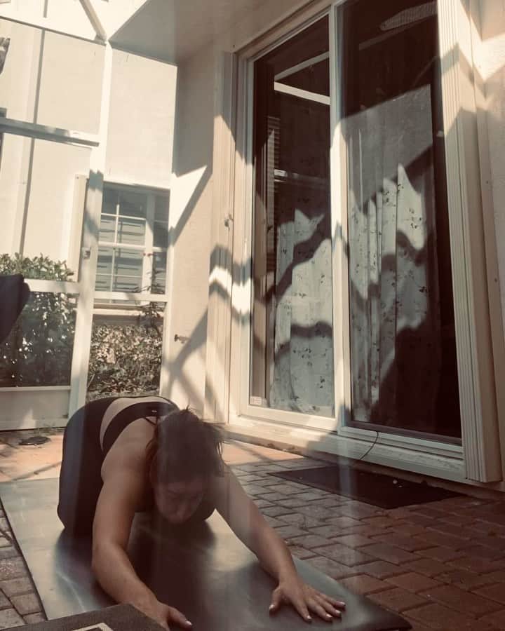 マリナ・アレックスのインスタグラム：「🧘🏻‍♀️ Been doing my own variation of yoga as supplement to my regular workouts to help balance my body. Since battling with my lower back, I found basic sun salutations combined with planks and tree pose have helped my hamstring flexibility, single leg stability and core strength.  Also good for sciatic relief. 20-25 mins a day. Simple but great workout!」