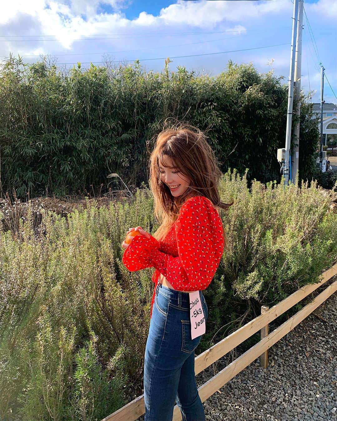 Chuuのインスタグラム：「오늘 업뎃 후 주문 폭발🔥🔥 바스트 부분 스모크 밴딩 디테일 그리고 오프숄더로 연출 가능한 숄더라인, 어쩜 이리 예쁜거죠? 러블리 & 섹시 겸비한 봄맞이 블라우스는 바로 이 상품 추천해요❣️❣️  #chuu#츄#chuu_in_jeju #lovely_daily_look_chuu」