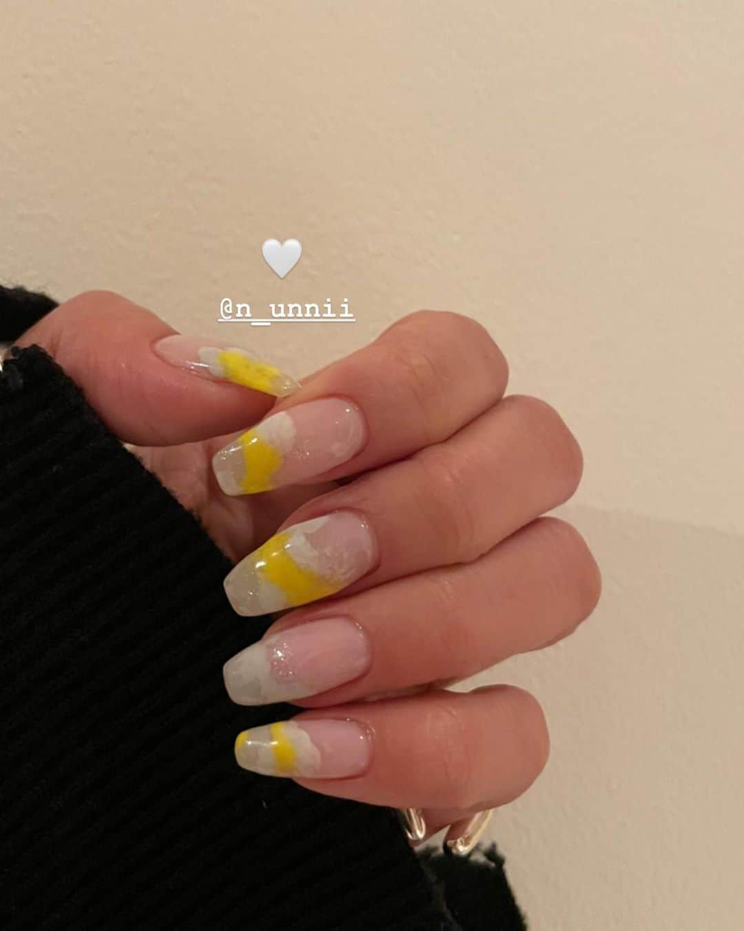 パク・ソラのインスタグラム：「이렇게 예쁠 일? 💛🤍💛🤍」