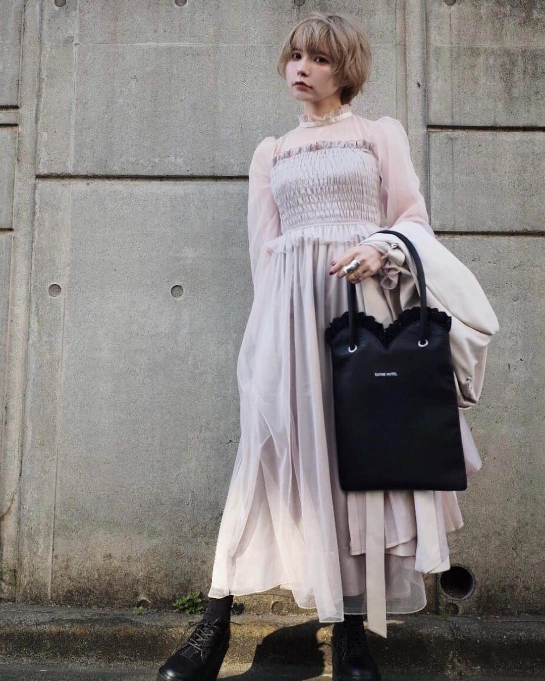 EATMEのインスタグラム：「2.24 update... #EATME #DIRECTOR  #COORDINATE  @tsubasamasuwaka1013 🚺:150cm . TOP画面のURLからEATME WEB  STOREをCHECK▶︎ @eatme_japan . 🌹シフォンダブルタックコート ¥18,000(＋tax) CRM.BLK.MIX ☑︎S/M ※発売中 . 🌹チュールマキシワンピース ¥13,000(＋tax) CRM.BLK.MIX ☑︎S/M ※発売中 . 🌹ラッフルトートBAG ¥7,250(＋tax) BLK.CRM.PNK ※発売中 . 🌹シースルーレースアップシューズ ¥13,000(＋tax) BLK.PNK.CRM ☑︎S/M/L ※発売中 . #EATME_DIRECTORSCODE  #eatmejapan #イートミー」