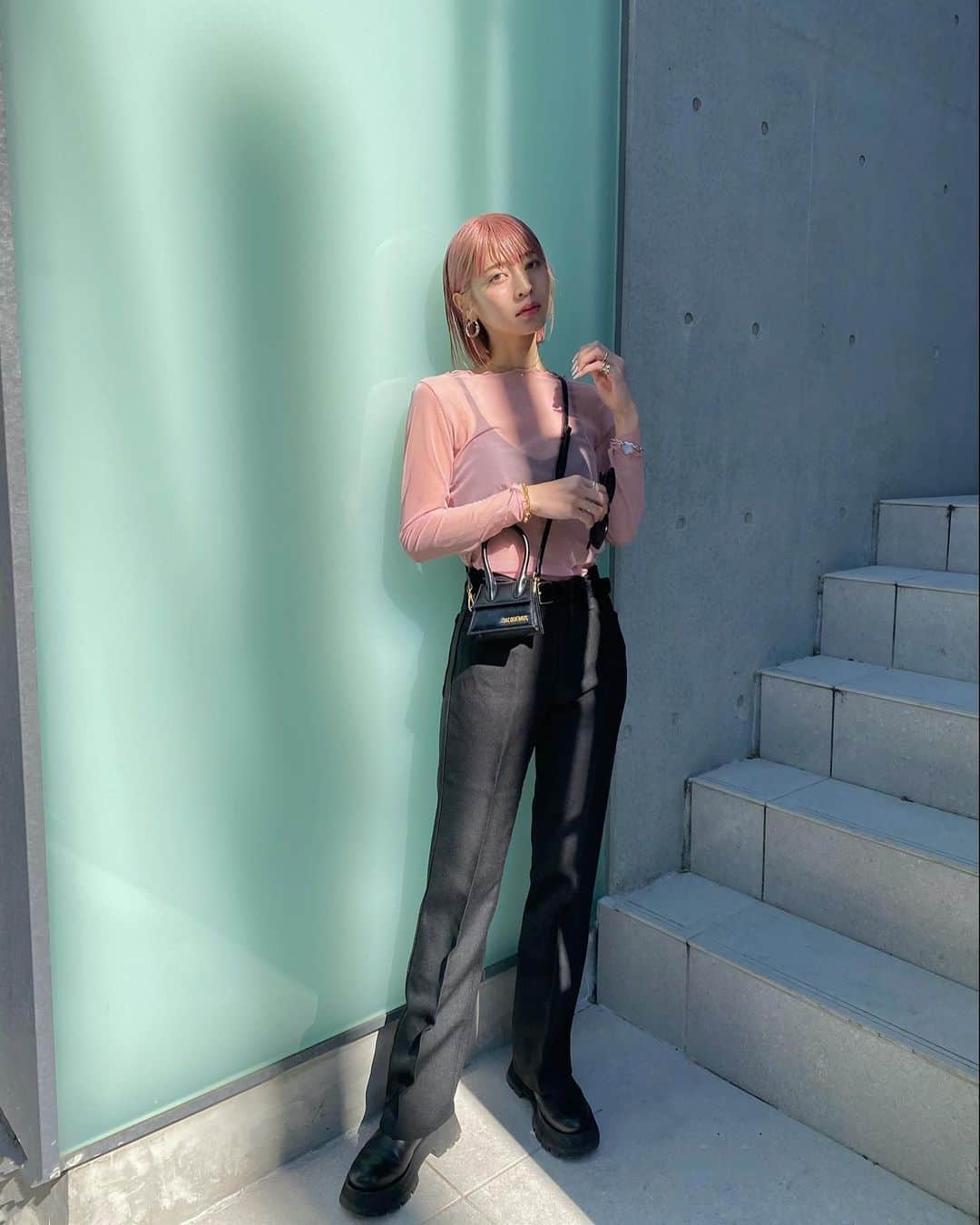 梅村実帆のインスタグラム：「今日 🧠🕳♥💞 髪ピンクにしたけど、girlyにはしたくないの 明日は何着ようかな〜」