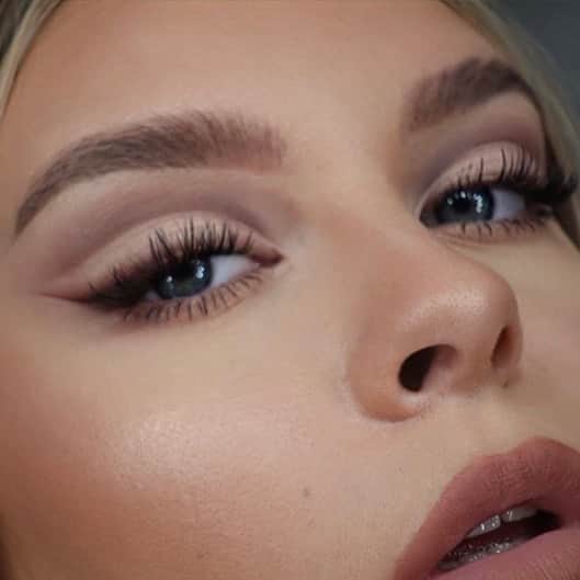 Dagi Beeのインスタグラム：「my fav make-up atm ✨ little reminder :  Jede Haut hat Poren & ist uneben. Also stresst euch nicht, weil eure Haut nicht so aussieht wie die von Kylie oder anderen Promis. Das ist so normal... also stresst euch nicht 🙏🏼」
