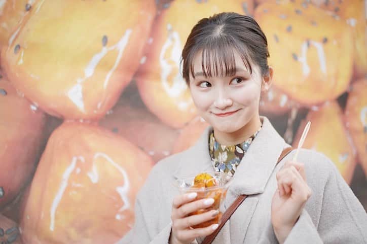 加藤早和子のインスタグラム：「❤︎ 美味しいものを食べている時の3コマ  ちなみに手に持っているのは、 浅草にある『おいもやさん 興伸』の大学芋🍠  昔から大学芋ってなんで大学芋って言うんだろう？って 思っていたのですが、複数説がある中でも  "昭和初期の景気が悪い時代に、 大学生が学費を捻出するためにこれを売ったのが由来" という説が有力だそうで。  これを聞いたら大学芋が誕生した時代の経済や生活を 見てみたいなと思ってしまいました🔎  1つの疑問に1つの答えが見つかると、 更にまた疑問が浮かび上がって楽しいなあと 思う日々です😌  . . #何を言っているのか #大学芋 #青山学院大学 #一眼レフ #ポートレート#ポトレ #被写体 #いいね返し #portrait #as_archive #portraitphotography #as_picture #portrait_mood」