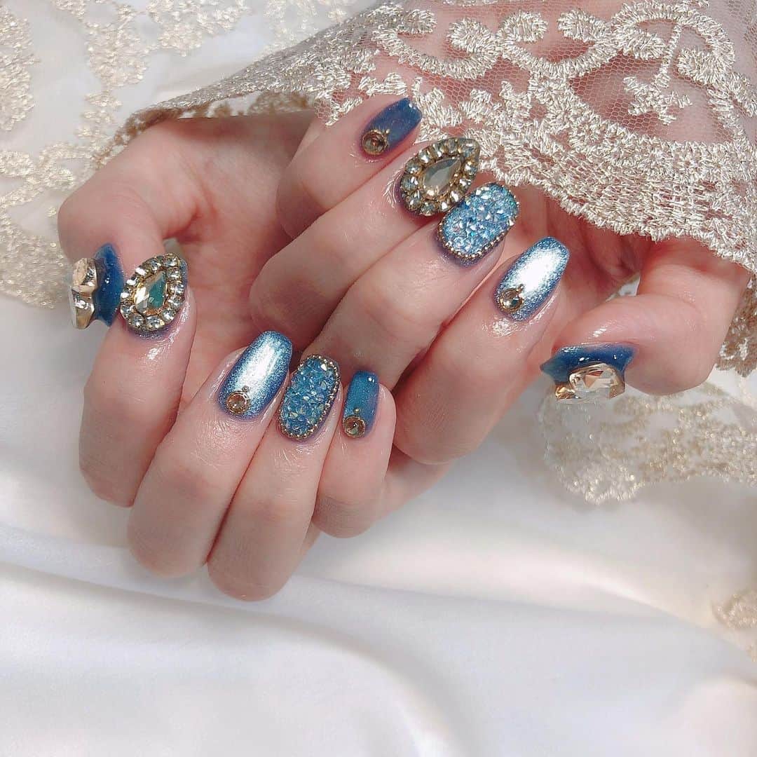 吉田恵美さんのインスタグラム写真 - (吉田恵美Instagram)「@bon__yuki さんの 韓国ネイル最強すぎる🥺  親指のハート可愛すぎて、 いっせーの全部勝てそう。。  結婚式で着るお着物に合わせたカラーにしてもらいました🥰 開幕前だけど綺麗なライオンズブルー！🦁  ありがとうございました！  #韓国ネイル #韓国ネイルサロン  #ネイルデザイン #キラキラネイル #マグネットネイル #ピクシーネイル」2月24日 21時38分 - _yoshida_megumi