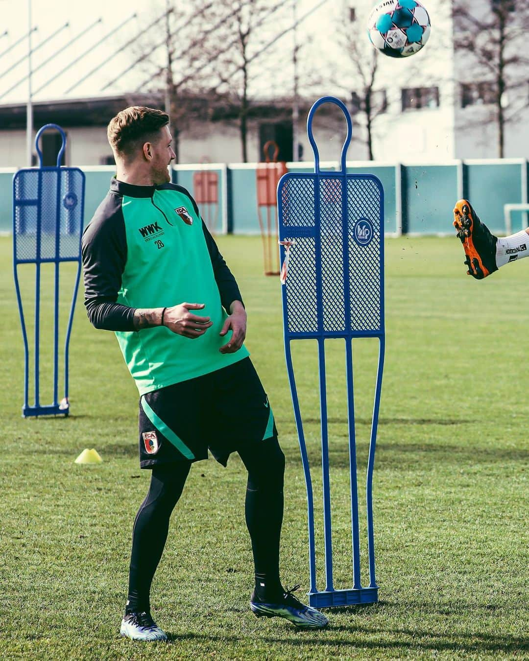 FCアウクスブルクさんのインスタグラム写真 - (FCアウクスブルクInstagram)「Mein bester Freund, der ⚽️!   #FCA #FCA1907 #fcaugsburg #⚽️」2月24日 21時48分 - fcaugsburg1907