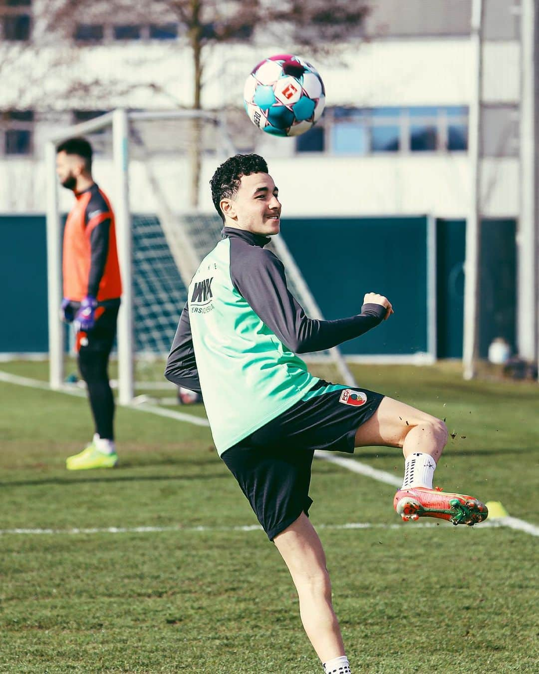 FCアウクスブルクさんのインスタグラム写真 - (FCアウクスブルクInstagram)「Mein bester Freund, der ⚽️!   #FCA #FCA1907 #fcaugsburg #⚽️」2月24日 21時48分 - fcaugsburg1907