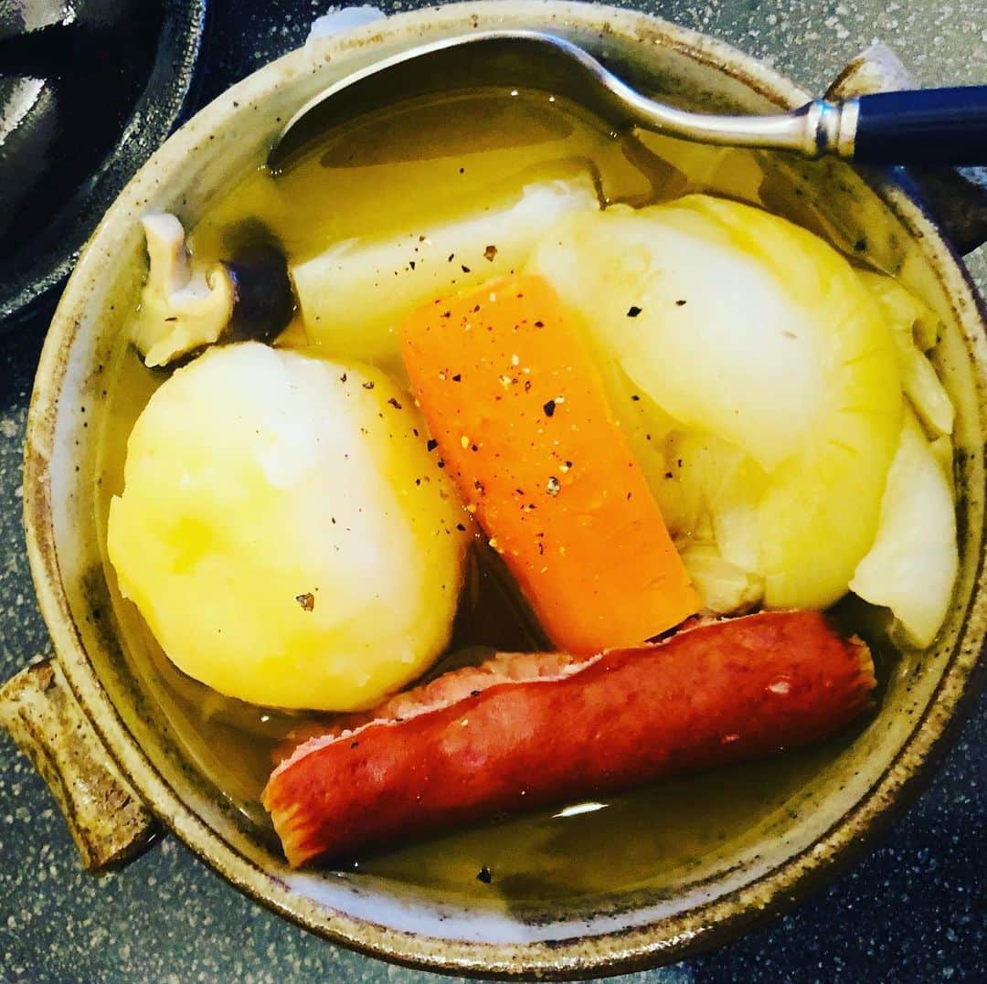 のインスタグラム：「今夜は ポトフ💖 ホタテのカルパッチョ アボカドディップとバケット🥑 白ワイン🥂 ご飯の後は 久々に ラミキューブで盛り上がりましたw 母 惨敗ですw  #おうち時間 #お家ご飯 #家族でご飯 #かあちゃんの味 #ポトフ #毎日を楽しく #幸せのレシピ #今日食べた物が明日の身体を作る #家族でゲーム #ラミキューブ」
