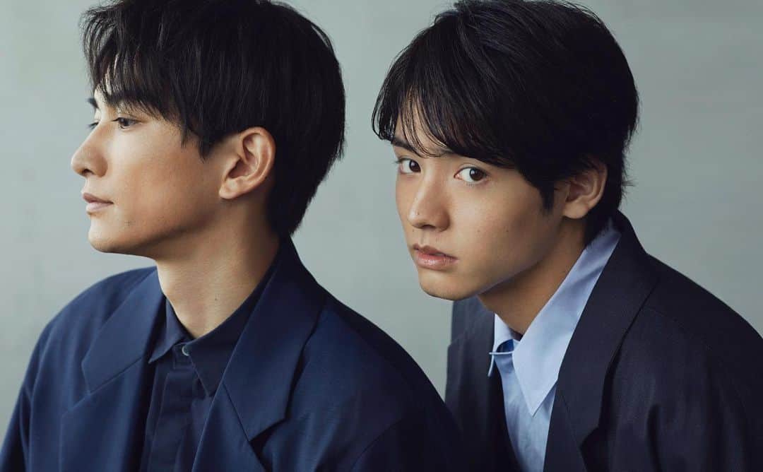 長山一樹のインスタグラム：「安易に触れてはいけない距離感で。雑誌ananにて俳優の赤楚衛二さんと町田啓太さんを撮影させていただきました。  anan #赤楚衛二  #町田啓太  #30歳まで童貞だと魔法使いになれるらしい  #photography #portrait #hasselblad #h6d #kazukinagayama #長山一樹 #ポートレート #中判カメラ」