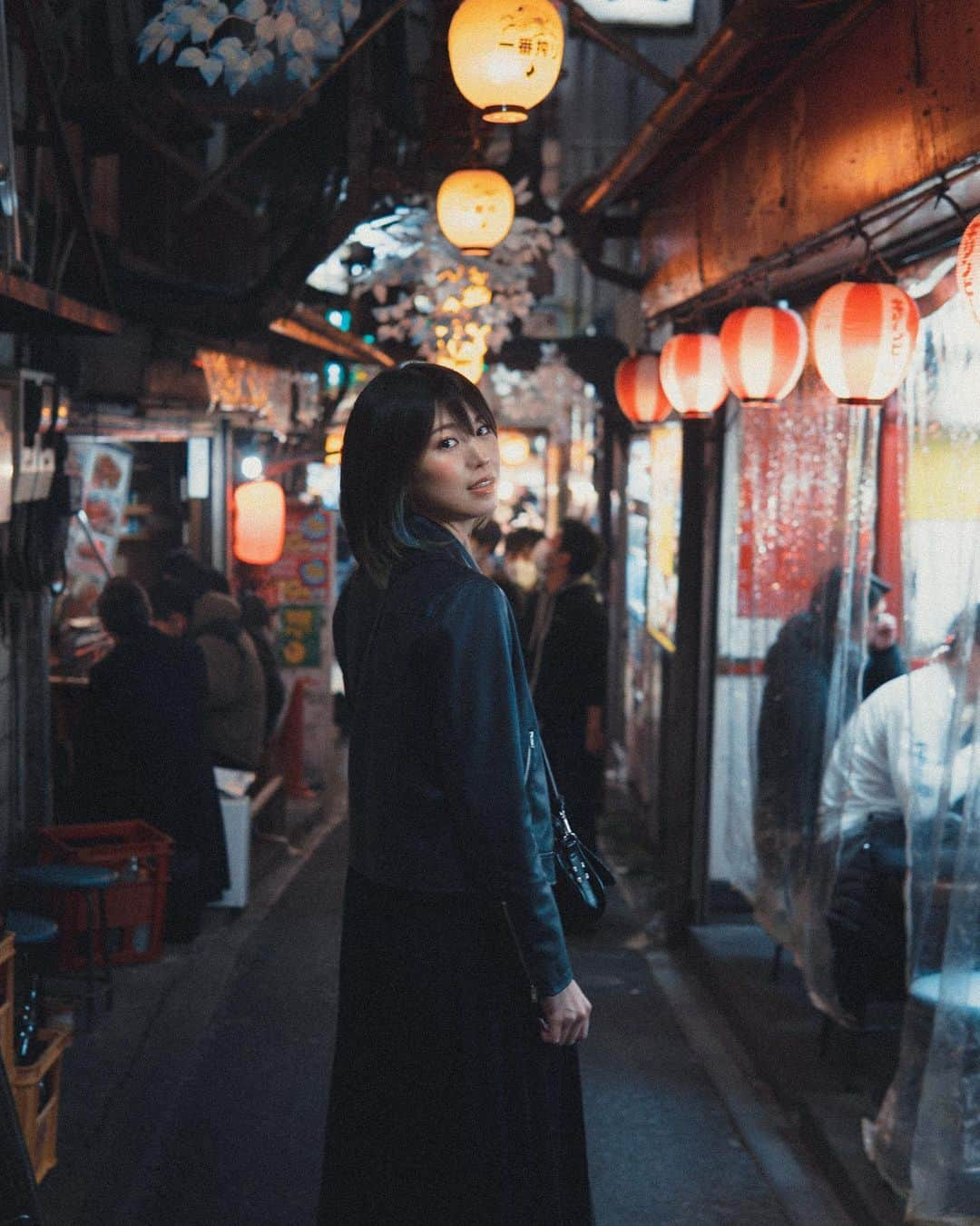 原あやのさんのインスタグラム写真 - (原あやのInstagram)「🏮🌸  #思い出横丁  photo by @sean_shunsuke  #ポートレート#カメラ#被写体#フィルム#camera#film#japan#tokyo#portrait#photography #このあとに左奥のおじ様のポートレートを撮ることになる」2月24日 21時44分 - ayano_hara_69