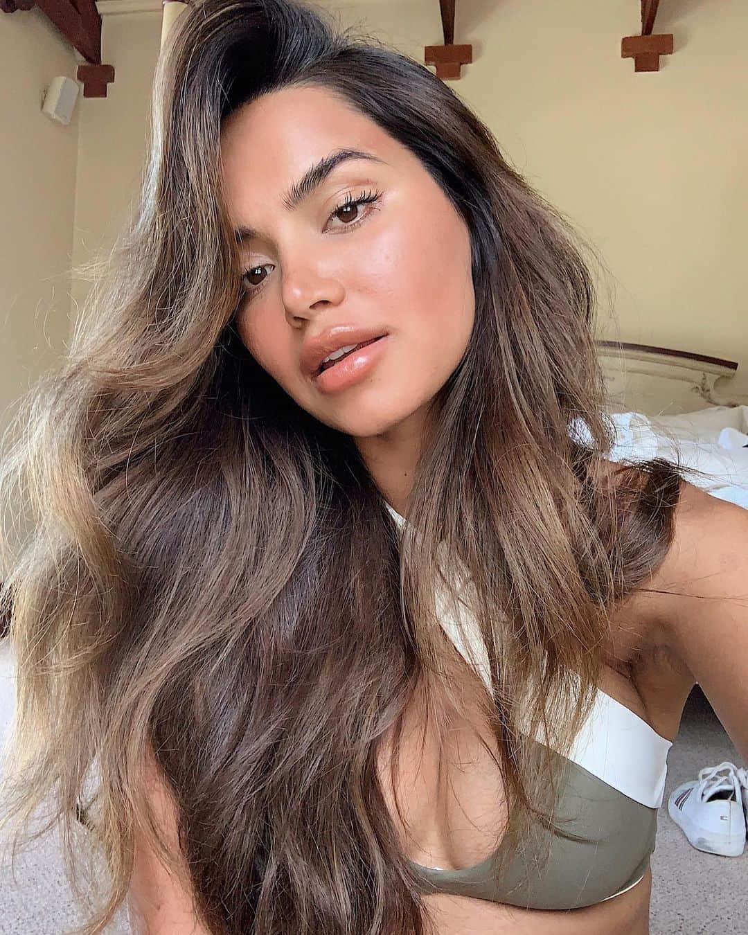 Diipa Büller-Khoslaのインスタグラム：「My everyday hair and skin 🥰 (Only makeup is mascara and a dab of lip liner + balm) Are you a skincare or makeup lover?? Im a skincare girl allll day every day 🙌🏽」