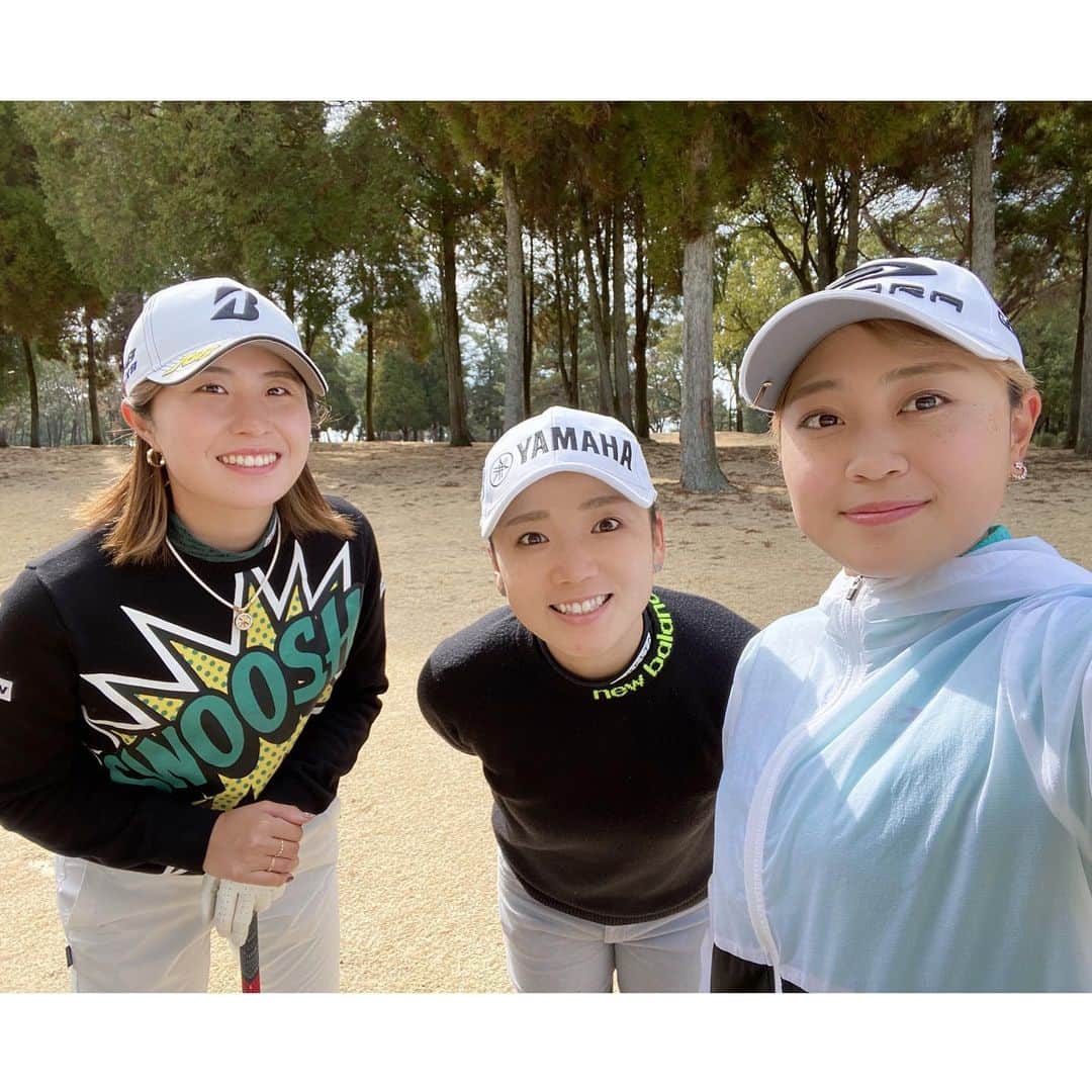 のインスタグラム：「My winter camp is all done!!! It was amazing time in Kumamoto. Can’t wait for the new season!!!!! オフの合宿が昨日で無事に終了しました⛳️ 10数年ぶりに熊本での合宿。10数年ぶりに回るコースとか人達とか懐かしい思い出がたくさん蘇りました☺️ 素晴らしい練習環境の下、良い調整が出来ました！お世話になった皆様、本当にありがとうございました🥰 あとは無事に開幕を迎えられるよう、体調面も含めてしっかりと調整していきます！  #合宿最終日は大里桃子ちゃんと小貫麗ちゃんと一緒に回りました #2枚目はお気に入りのチョコレート屋さん #3枚目はランニングしてる競技場でサッカーしてる子達とのNBコラボ #4枚目は試合の時の顔」