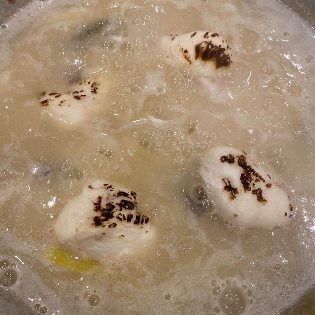栗原友さんのインスタグラム写真 - (栗原友Instagram)「ふぐ鍋のあとは、、、焼き白子雑炊❤️ 1.8キロのフグ、家族3人で完食しちゃいました。   フグ刺、フグ鍋、ポン酢セットご希望の方はメッセージください。 #クリトモ飯  @kuritomo_shouten」2月24日 21時45分 - kuri__tomo
