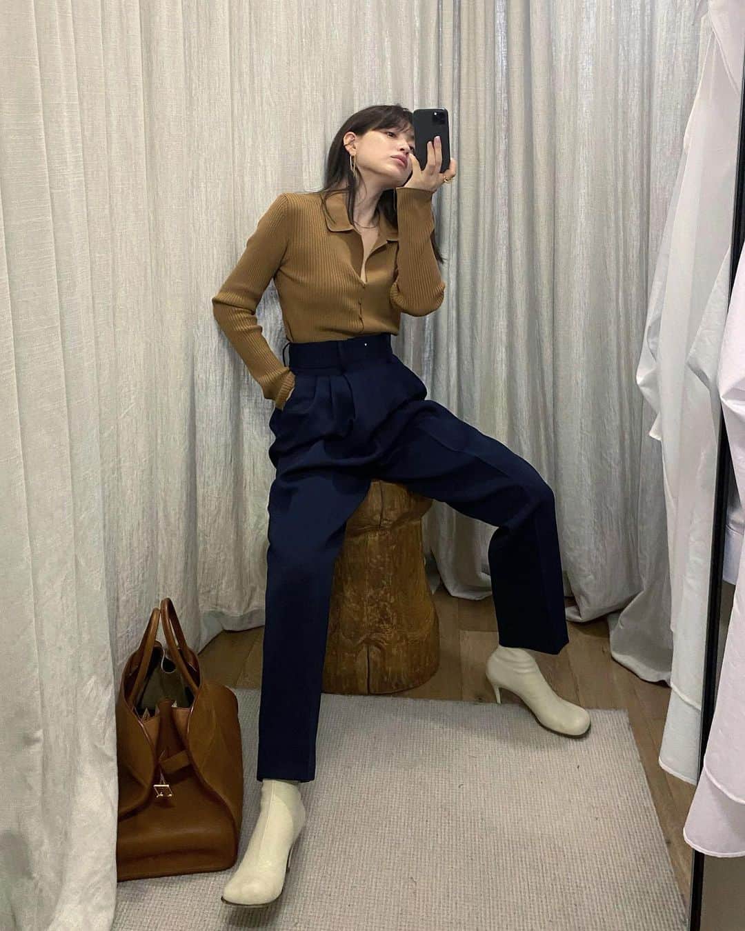 JUNNAのインスタグラム：「週1で履いてるお気に入りパンツ 気に入るとそればっかりになるタイプ。  ハイウエストのテーパード！ サンダル、ブーツ、スニーカー、パンプス 何を合わせても👍  156cmパンツ選びはとにかくシルエット命。  ニットポロとの合わせがここ最近一番気に入ってる🙄  #敷居を跨いだお洋服   #therow #bottegaveneta #etretokyo #diezsaskia #156cm #カジュアルコーデ #カジュアルファッション #大人カジュアル #ベージュコーデ #ベージュ#春服 #春コーデ」