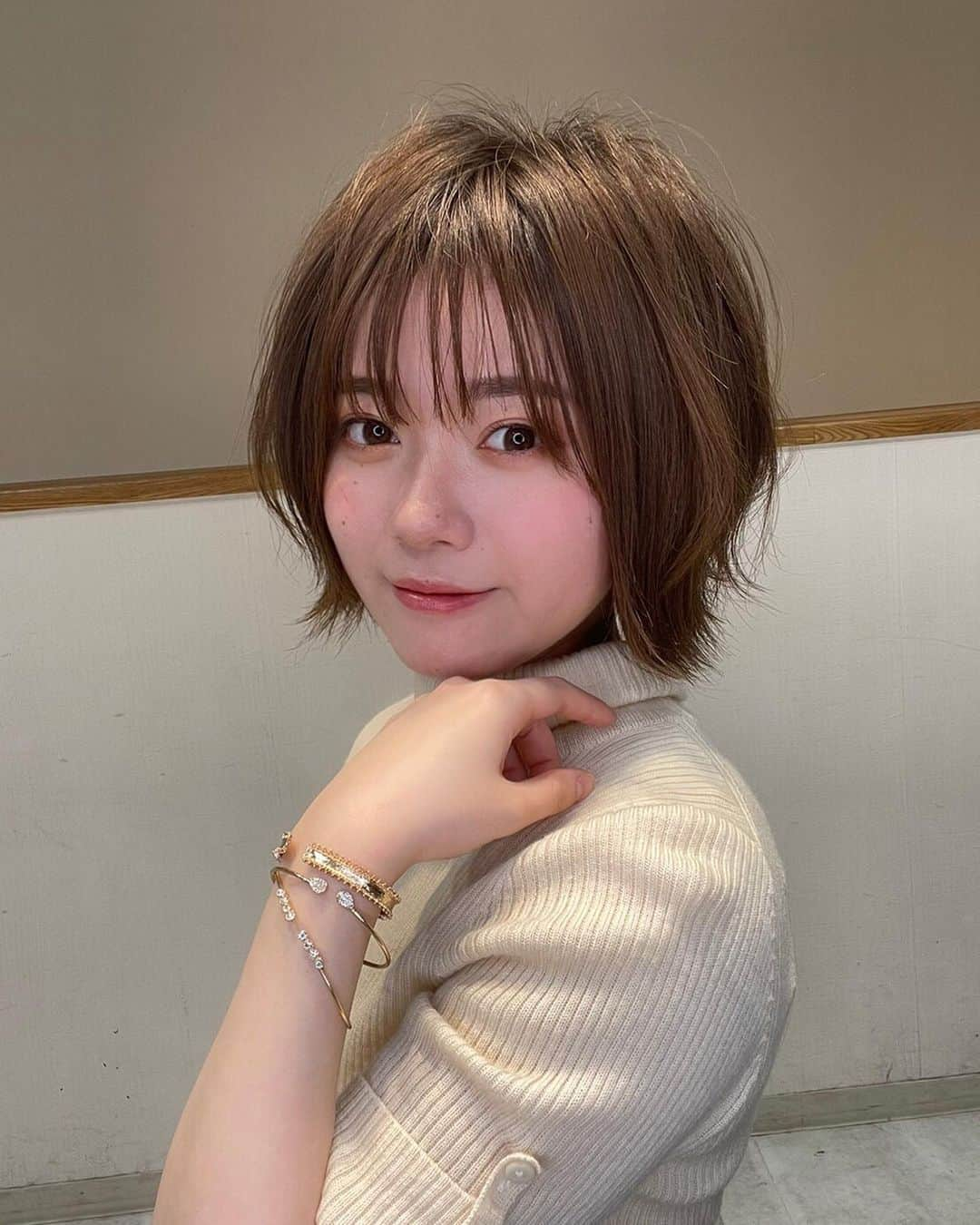 齋藤舞のインスタグラム：「・ ・ そとはねた〜！🐇 ・ ・  不器用すぎて今まで 外ハネは自分ではやらなかったけど 今日やり方教えてもらったから 頑張ろう〜🙋🏻‍♂️  まんまる丸顔には外ハネの相性が良いらしい...🌝  顔回りの髪の毛って大事だ〜〜あ  ・ ・ ・ 🔳ラインストーンブレスレット @__oeillet__   普段あまりブレスレットは付けないけど久々につけると手元から明るくなって嬉しい✨  コスパ最強なので是非チェックしてみてください✔︎  ・ ・ ・ ・ ・ #ショート#ショートヘア#カラー#美容室#ショートカット#ショートボブ#ボブ#ヘアアレンジ#丸みショート#丸顔 #外ハネ#外ハネボブ#ヘアカタ#サロモ#サロンモデル#サロンモデル東京#亀戸餃子」