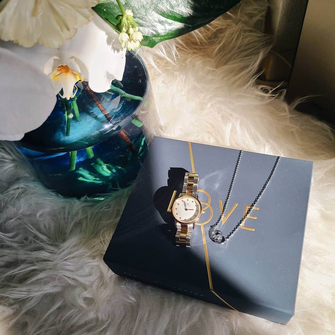 Lisaのインスタグラム：「. 大好きな時計ブランド⌚ ダニエルウェリントン🖤 . ホワイトデーに大切な人へ プレゼントしてみては？🎁🌹 . 15%offコード【lisarobin】 #ダニエルウェリントン#DWホワイトデー#DW#danielwellington#danielwellingtonwatches#時計」