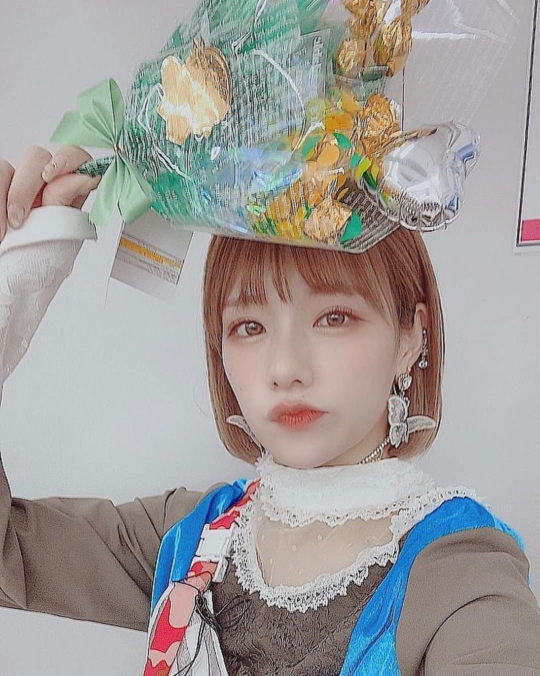 のインスタグラム：「alma 1st single A Girls﻿ オリコンデイリー3位、ウィークリー13位﻿ ありがとうございました！﻿ 本当にすごい、めちゃくちゃ嬉しい﻿ ﻿ ラストリリイベの本日﻿ 🅿️がサプライズでくれた、かわいいありがとうございます🤍﻿」