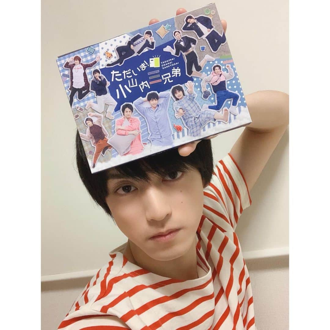 眞嶋秀斗さんのインスタグラム写真 - (眞嶋秀斗Instagram)「ただいま！小山内三兄弟 Blu-ray＆DVDBOXが本日発売となりました🚪  先日は「寝巻きで語らナイト」の配信 ありがとうございました🌌 またいつかみんなでスタジオで 夜食企画とかもやりたいです  草原ホールにて、3月3日より始まる 「結婚しないの？小山内三兄弟」 舞台本番まであと１週間 初日・千秋楽の公演は生配信があります 小山内三兄弟シリーズが初めての方もぜひ✨  #ただいま小山内三兄弟 #結婚しないの小山内三兄弟 #小山内三兄弟 @osanai3brother」2月24日 21時46分 - mashimashuto