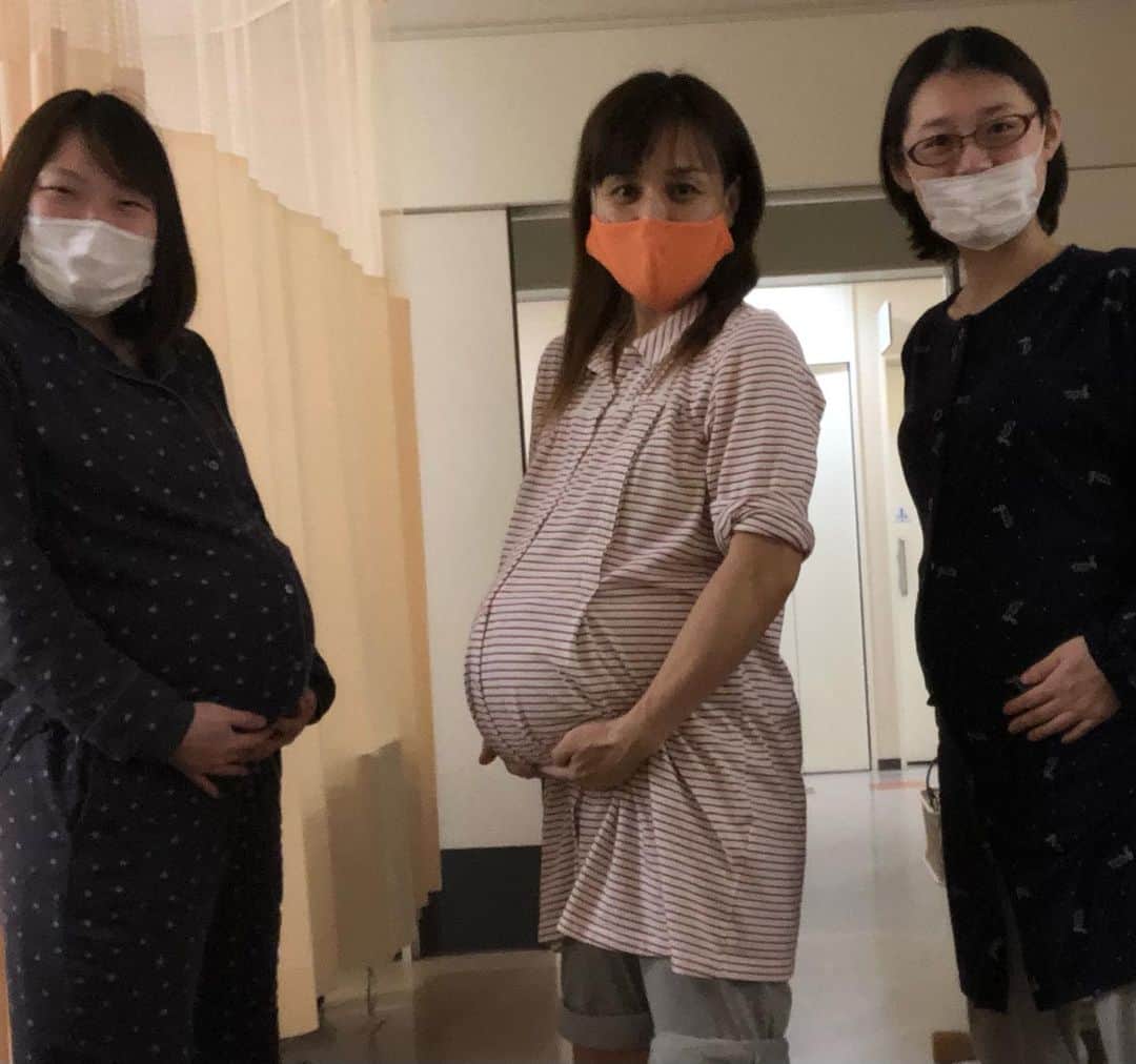 山田よう子さんのインスタグラム写真 - (山田よう子Instagram)「出産前日の同じお部屋のママ達と‼️今回も長い入院生活でしたがお部屋のママと仲良くなれて楽しい入院になりました❣️ この年になり赤ちゃんを授かれて本当に恵まれていると思います‼️ 何事も望んでいたら私は叶うと信じてます‼️ 明日は出産‼️ 新しい命を大切に、そして命をかけて育てていきたいと思います‼️ 高齢出産は大変ですがその大変さも幸せです💛YouTube山田よう子チャンネルでも発信していきますので是非見て下さい‼️❣️❣️ #出産　#高齢出産　#妊娠  #子供大好き #山田よう子  #ありがとう  #感謝  #赤ちゃん」2月24日 21時56分 - yoko__yamada