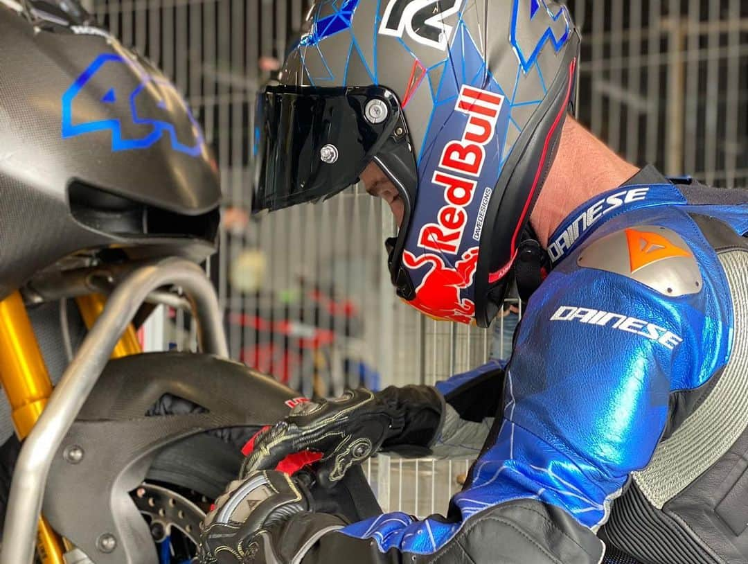 レプソル・ホンダさんのインスタグラム写真 - (レプソル・ホンダInstagram)「A taste of Honda power! @polespargaro out on track with the Fireblade and the RC213V-S.  The practice leathers are looking 🔥」2月24日 21時56分 - hrc_motogp