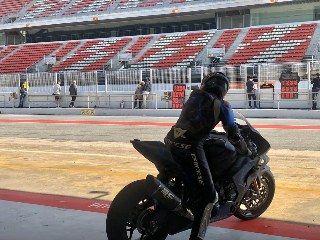 レプソル・ホンダのインスタグラム：「A taste of Honda power! @polespargaro out on track with the Fireblade and the RC213V-S.  The practice leathers are looking 🔥」