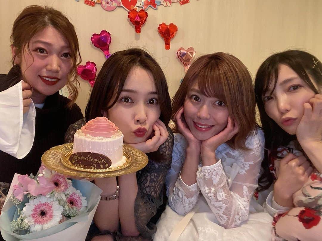 黒澤詩音のインスタグラム：「載せてなかった写真📸  いつもの仲良しめんばーにお祝いしてもらいました🎂  みんな（写真の3人＋ケリー♡） からのプレゼント、早速使ってます✌️  毎年誕生月は、ケーキ10個くらいは軽く食べてる🤤🤤🤤🤤 幸せ。甘いものだいすき。 (最後に過去の写真載せてみた🤳)  ありがとう♡  #birthday #birthdaycake  #バースデーケーキ #誕生日 #アナウンサー」