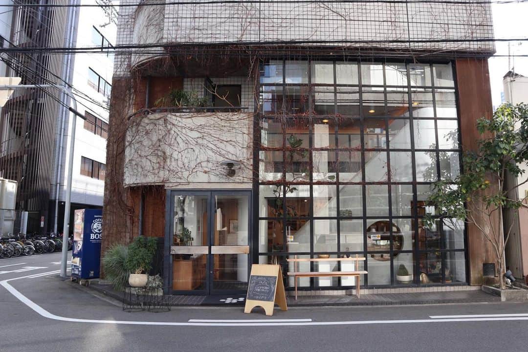 石井輝明さんのインスタグラム写真 - (石井輝明Instagram)「大阪、天満橋。 トークダンテありがとうございました。 来月も何卒よろしくお願いします。 今日は旅猿ですよ。 観ましょうね。  #dieci #cafe #coffee #カフェ #喫茶店 #大阪カフェ #天満橋カフェ #カフェ芸人 #喋りたい話がまだまだあったけど #全然喋れなかった #とりあえず来月はにっしゃんの話からスタート #そんなことより旅猿 #楽しみだ」2月24日 21時50分 - comandanteishii