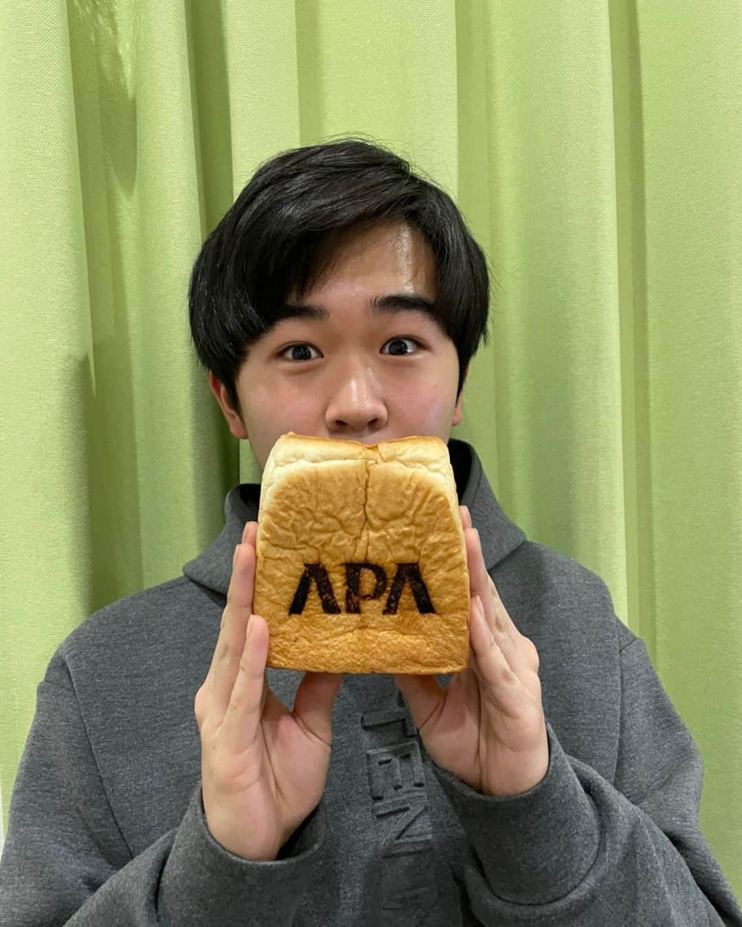 鈴木福さんのインスタグラム写真 - (鈴木福Instagram)「APAパン！ 先日、アパホテルの雑誌｢AppleTown｣のインタビューを受けてきました！ その時に頂いたパンです！ めちゃくちゃ美味しかった！  元谷専務がインタビューしてくださり、いろいろお話ができて、楽しかったです！ お楽しみに～  #アパホテル#AppleTown#インタビュー#お楽しみに#APAパン#美味しかった」2月24日 21時51分 - s_fuku_te