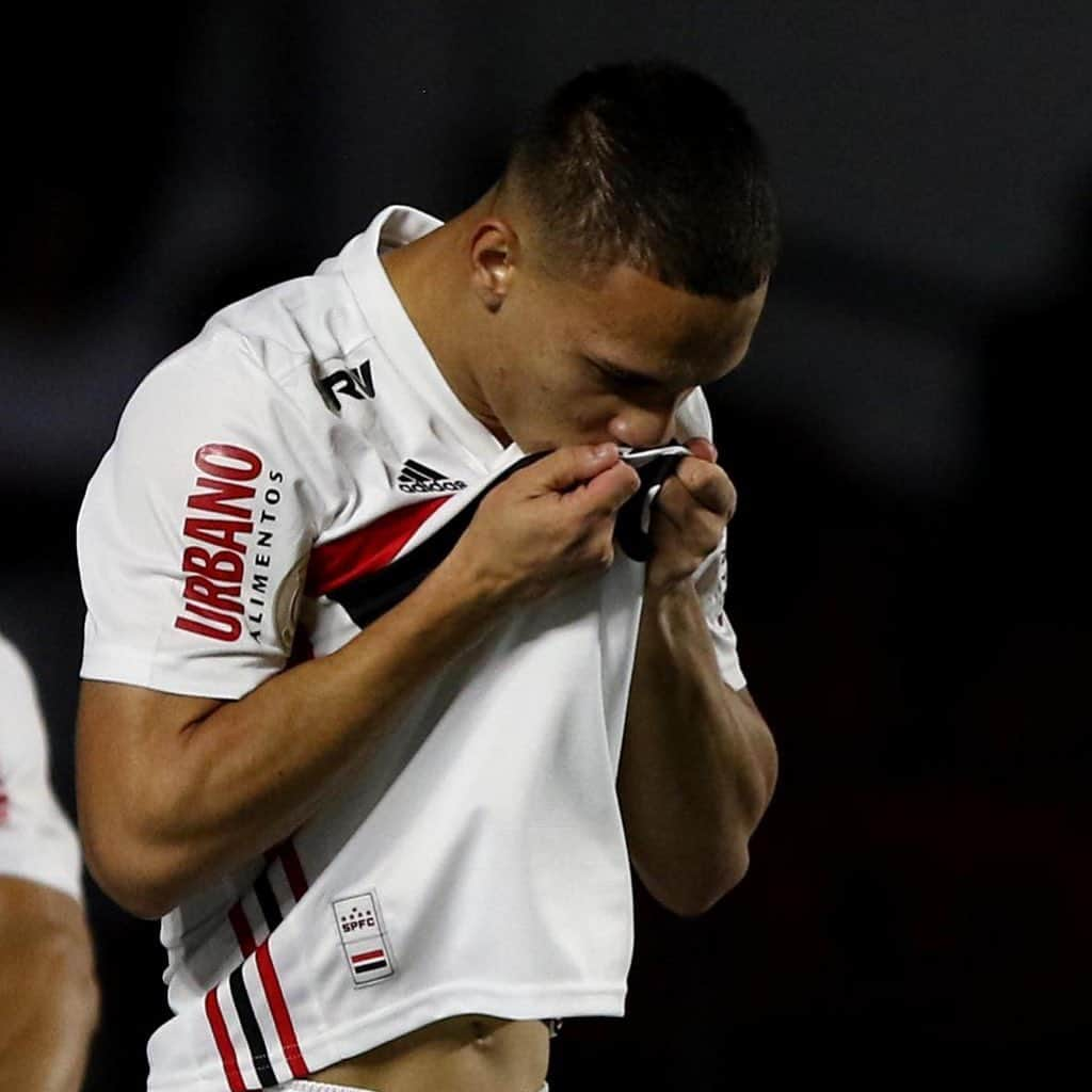 São Paulo FCさんのインスタグラム写真 - (São Paulo FCInstagram)「Hoje é dia de celebrar os 2️⃣1️⃣ anos do @antony00!  O atacante #MadeInCotia chegou ao São Paulo aos 11 anos e sempre honrou a camisa tricolor enquanto esteve no clube.   Feliz aniversário, Antony! 🇾🇪🎂」2月24日 21時54分 - saopaulofc