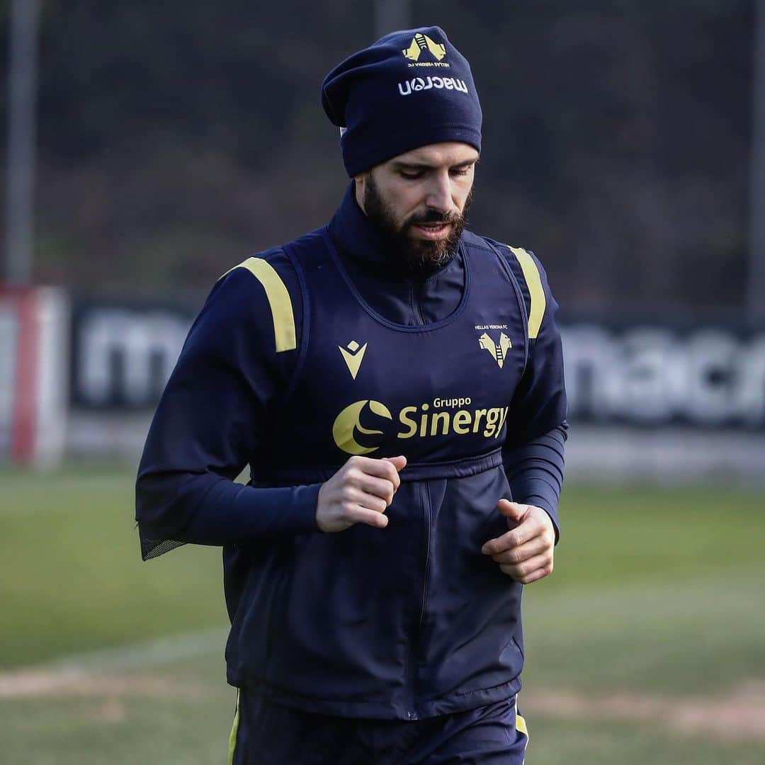 エラス・ヴェローナFCのインスタグラム：「🏃‍♂️ Di corsa, verso la JUVE! 🟡🔵  #DaiVerona #Veloso #VeronaJuve #SerieATIM」