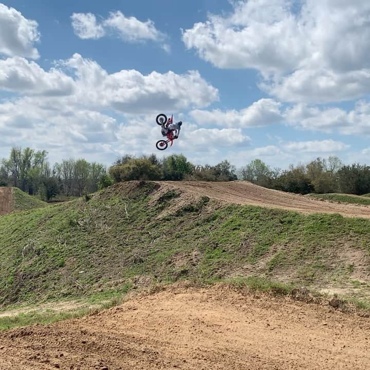 ケン・ロックゼンのインスタグラム：「Play riding 🥸  Working on that W celebration with @casey_mx66」