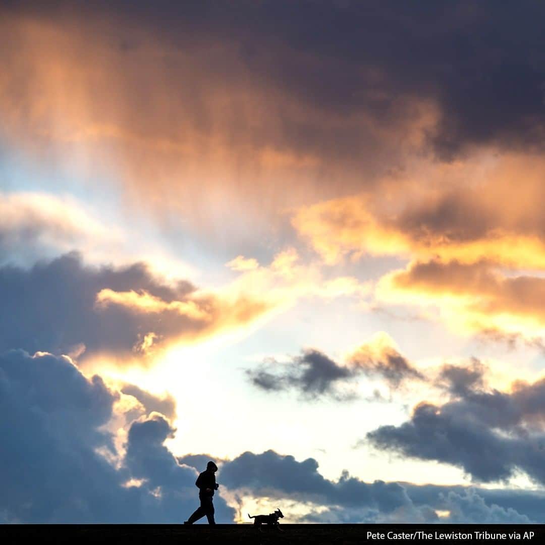ABC Newsさんのインスタグラム写真 - (ABC NewsInstagram)「After a bout of afternoon rain, a man jogs with his dog along the Lewiston Levee Parkway Trail as the sun sets in Lewiston, Idaho. #clouds #sky」2月24日 22時00分 - abcnews
